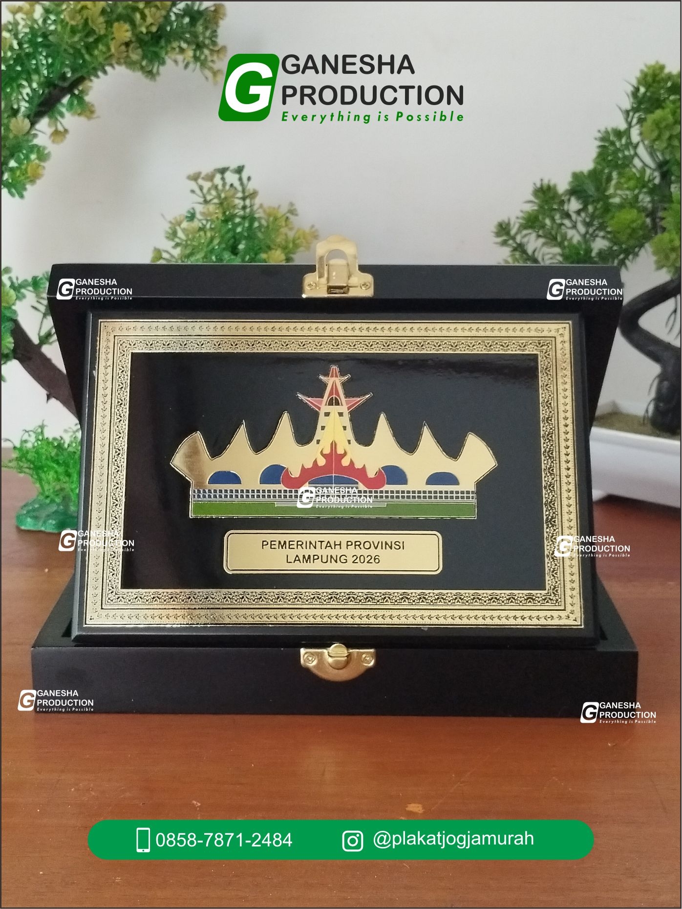 PLAKAT KAYU KUNINGAN